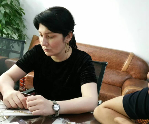 俄罗斯客人来东升国际官网饰品厂