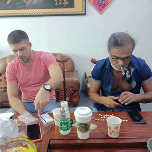 美国客户来东升国际官网饰品厂下单