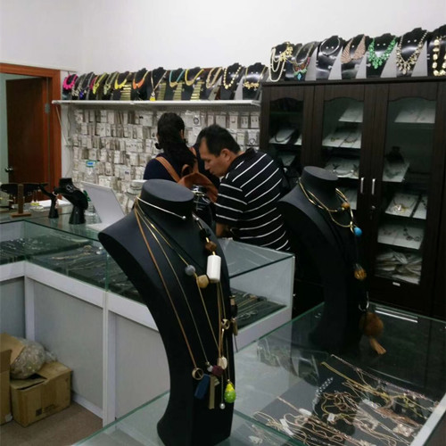 沉庆客户来东升国际官网饰品厂选款