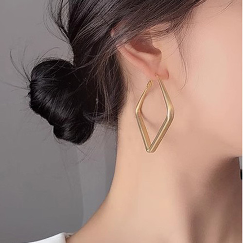 夏天戴耳饰有什么影响