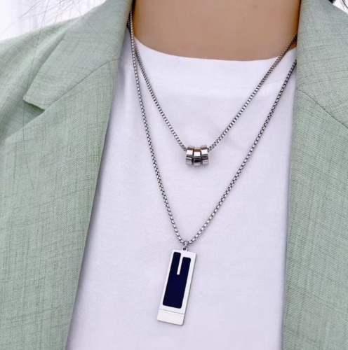 把项链捧在手里