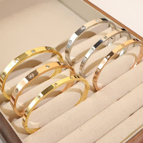 把手镯捧在手里