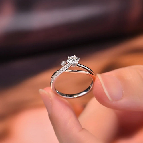 戒指上面掉颗钻  