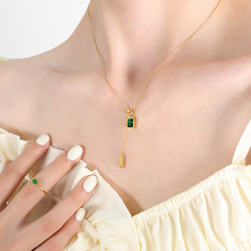 不锈钢饰品与妆容的搭配