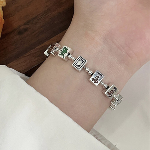 适合戴银饰品的场所