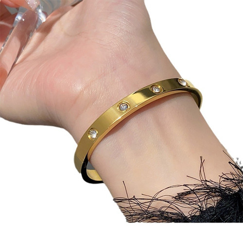 不锈钢饰品稳占主流赛路 